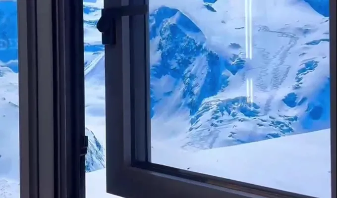 Smart casement window
