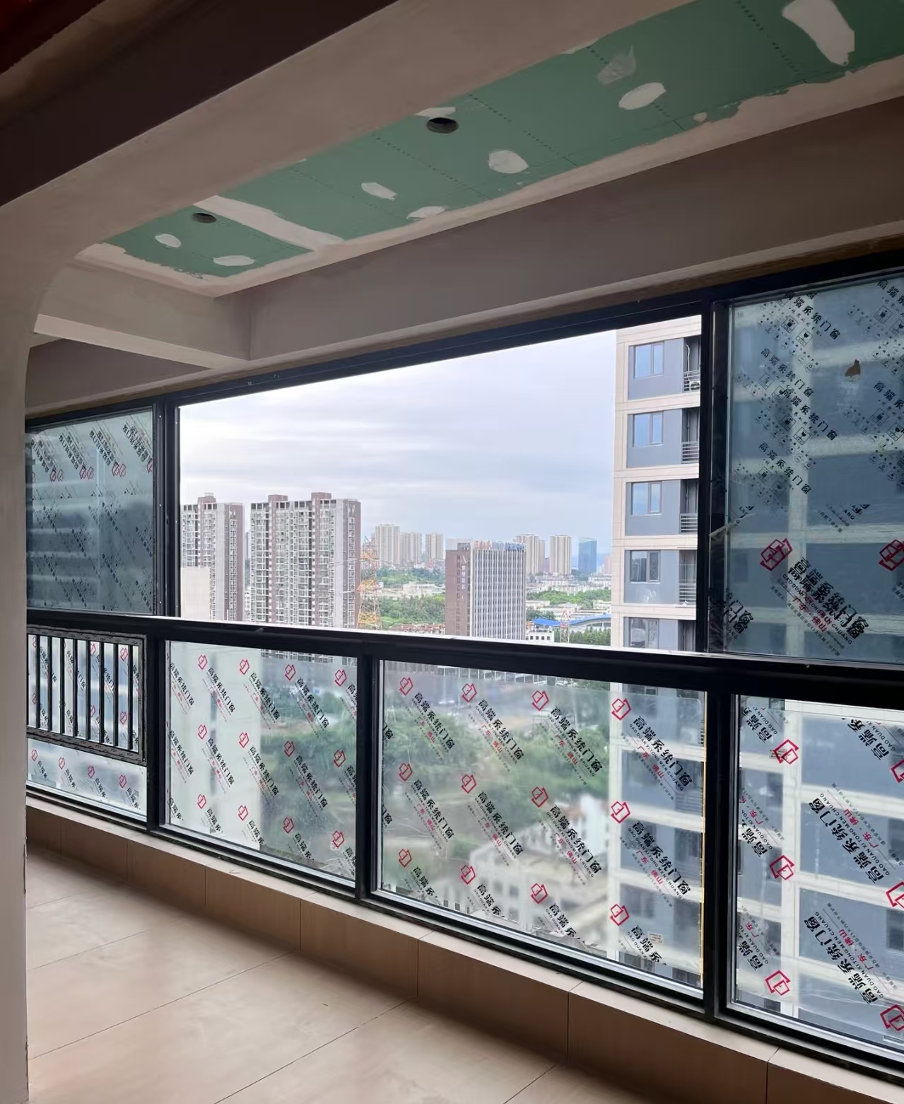 The sliding window being installed .jpg